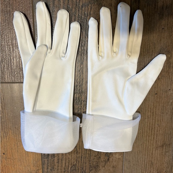 Brand new Holy Communion white gloves with tulle and beading size 8-12 - Picture 2 of 2